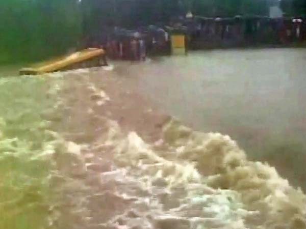 ನದಿಗುರುಳಿದ ಶಾಲಾ ಬಸ್; ಎಲ್ಲ 50 ಮಕ್ಕಳು ಪವಾಡ ಸದೃಶ ಪಾರು!