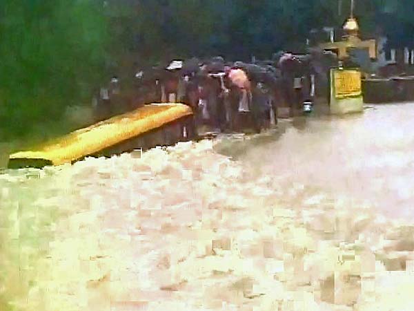 ನದಿಗುರುಳಿದ ಶಾಲಾ ಬಸ್; ಎಲ್ಲ 50 ಮಕ್ಕಳು ಪವಾಡ ಸದೃಶ ಪಾರು!