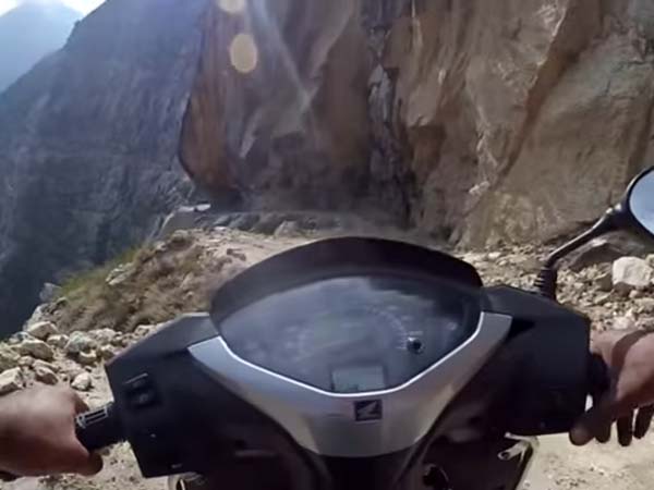 ವಿಶ್ವದ ಅತಿ ಅಪಾಯಕಾರಿ ಕಣಿವೆ ರಸ್ತೆಯಲ್ಲಿ ಆಕ್ಟಿವಾ ಸವಾರಿ