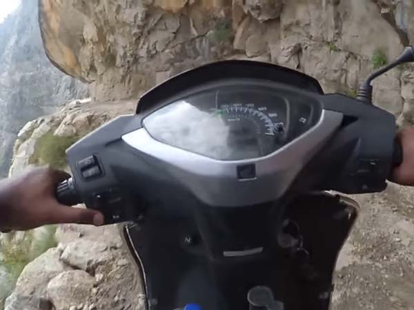 ವಿಶ್ವದ ಅತಿ ಅಪಾಯಕಾರಿ ಕಣಿವೆ ರಸ್ತೆಯಲ್ಲಿ ಆಕ್ಟಿವಾ ಸವಾರಿ