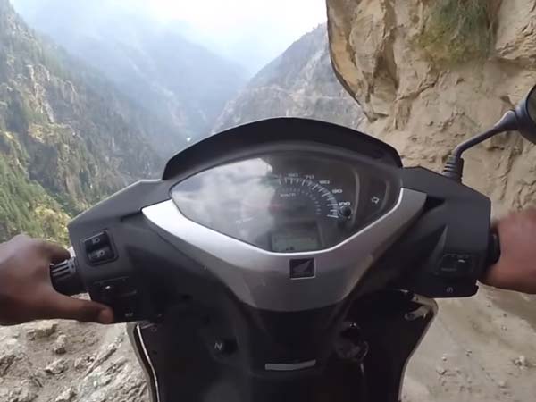 ವಿಶ್ವದ ಅತಿ ಅಪಾಯಕಾರಿ ಕಣಿವೆ ರಸ್ತೆಯಲ್ಲಿ ಆಕ್ಟಿವಾ ಸವಾರಿ