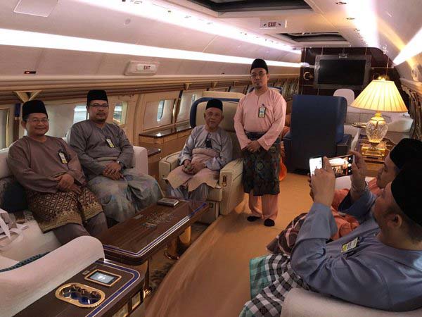 ಇಳಿ ವಯಸ್ಸಿನಲ್ಲೂ ಪತ್ನಿ ಜೊತೆ ಸುತ್ತಾಡಲು ಮಲೇಷ್ಯಾ ಸುಲ್ತಾನನಿಗೆ ಚಿನ್ನದ ವಿಮಾನ 