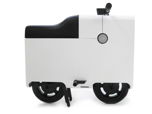 ಸ್ಯೂಟ್ ಕೇಸ್ ನಷ್ಟೇ ಕಿರಿದಾದ ಸ್ಕೂಟರ್ ನಲ್ಲಿ ಸೂಪರ್ ಸವಾರಿ!