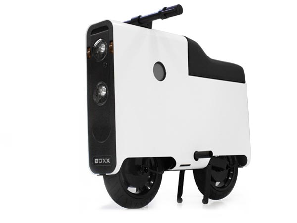 ಸ್ಯೂಟ್ ಕೇಸ್ ನಷ್ಟೇ ಕಿರಿದಾದ ಸ್ಕೂಟರ್ ನಲ್ಲಿ ಸೂಪರ್ ಸವಾರಿ!