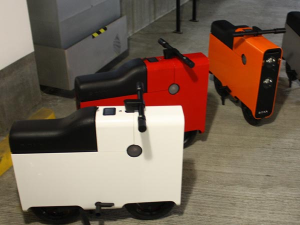 ಸ್ಯೂಟ್ ಕೇಸ್ ನಷ್ಟೇ ಕಿರಿದಾದ ಸ್ಕೂಟರ್ ನಲ್ಲಿ ಸೂಪರ್ ಸವಾರಿ!