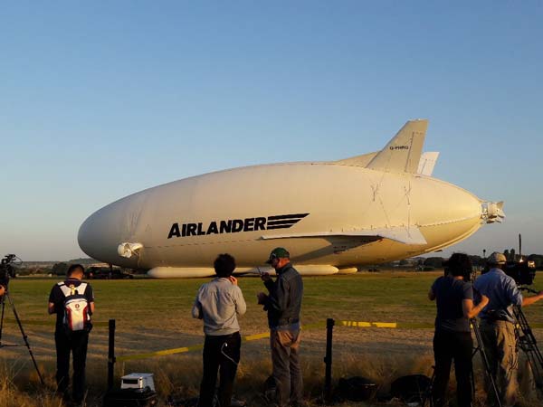 ವಿಶ್ವದ ಅತಿ ದೊಡ್ಡ ವಿಮಾನ 'ಏರ್ ಲ್ಯಾಂಡರ್' ಪತನ 