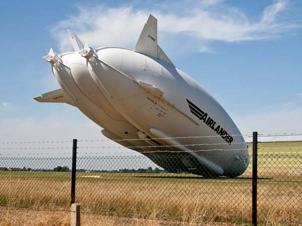 ವಿಶ್ವದ ಅತಿ ದೊಡ್ಡ ವಿಮಾನ 'ಏರ್ ಲ್ಯಾಂಡರ್' ಪತನ 