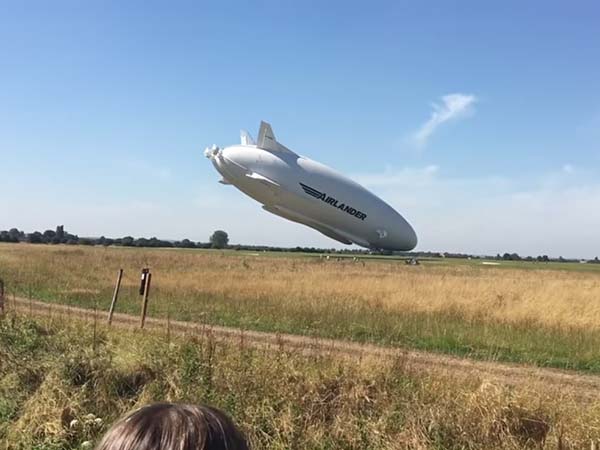 ವಿಶ್ವದ ಅತಿ ದೊಡ್ಡ ವಿಮಾನ 'ಏರ್ ಲ್ಯಾಂಡರ್' ಪತನ 