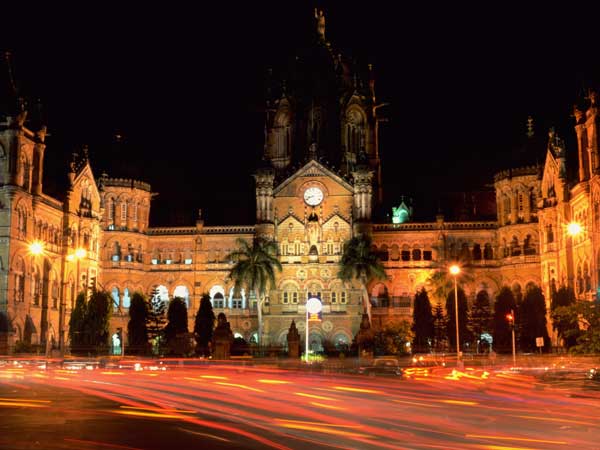 ಉತ್ತರ ಪ್ರದೇಶಲ್ಲಿರುವ ಮುಘಲ್ ಸರಾಯ್ ಜಂಕ್ಷನ್ ದೇಶದ ಬಿಡುವಿಲ್ಲದ ಪ್ರಯಾಣಿಕ ಹಾಗೂ ಸರಕು ನಿಲ್ದಾಣಗಳಲ್ಲಿ ಒಂದಾಗಿದೆ. ಇಲ್ಲಿನ 12.5 ಕೀ.ಮೀ. ಉದ್ದದ ಹಳಿಯು ದೈನಂದಿನ 1,500 ಸರಕು ರೈಲು ಗಾಡಿಗಳನ್ನು ನಿರ್ವಹಿಸುತ್ತಿದೆ.