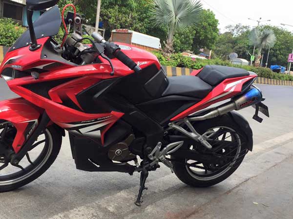 ಡ್ಯುಯಲ್ ಎಕ್ಸಾಸ್ಟ್ ಕೊಳವೆಯ ಬಜಾಜ್ ಪಲ್ಸರ್ ಪವರ್ ಫುಲ್ ಬೈಕ್ 