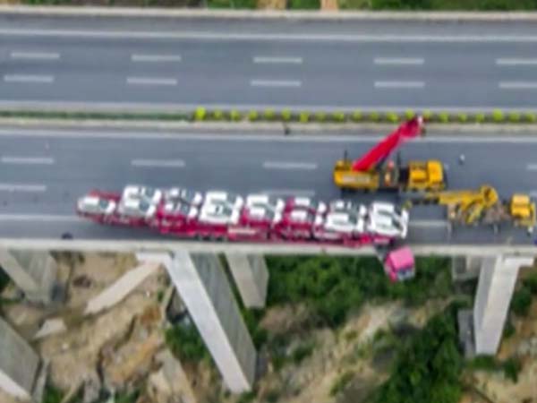 23 ಕಾರನ್ನು ಸಾಗಿಸುತ್ತಿದ್ದ ಟ್ರಕ್ ಸೇತುವೆ ಮೇಲಿಂದ ಪವಾಡ ಸದೃಶ ಪಾರು 