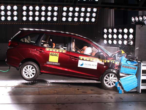 ಢಿಕ್ಕಿ ಪರೀಕ್ಷೆಯಲ್ಲಿ ರೆನೊ ಕ್ವಿಡ್ ಗೆ ಒಂದು ಸ್ಟಾರ್; ಮೊಬಿಲಿಯೊ ಶೂನ್ಯ ಸಂಪಾದನೆ