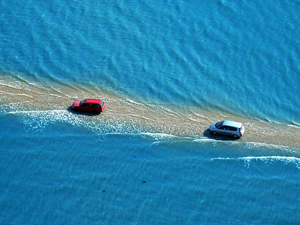 ದಿನದಲ್ಲಿ ಎರಡು ಬಾರಿ ನೀರಿನಡಿಯಲ್ಲಿ ಅಪ್ರತ್ಯಕ್ಷವಾಗುವ ಮಾಯಾದ ರಸ್ತೆ