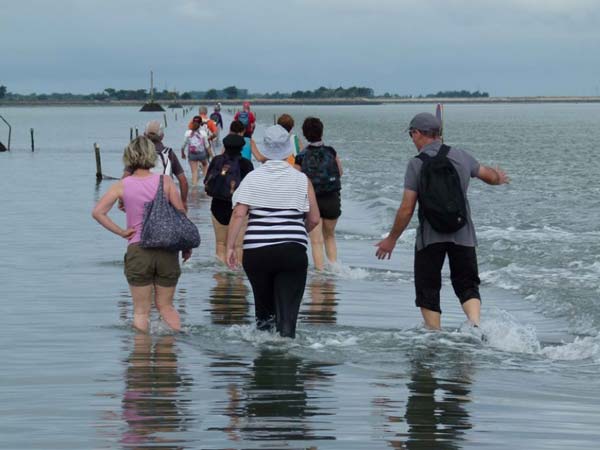 ದಿನದಲ್ಲಿ ಎರಡು ಬಾರಿ ನೀರಿನಡಿಯಲ್ಲಿ ಅಪ್ರತ್ಯಕ್ಷವಾಗುವ ಮಾಯಾದ ರಸ್ತೆ
