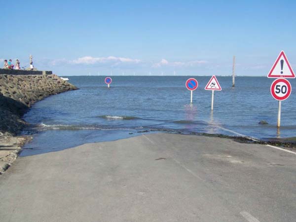 ದಿನದಲ್ಲಿ ಎರಡು ಬಾರಿ ನೀರಿನಡಿಯಲ್ಲಿ ಅಪ್ರತ್ಯಕ್ಷವಾಗುವ ಮಾಯಾದ ರಸ್ತೆ