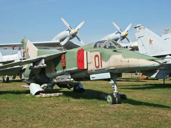 ಕ್ಷಣ ಮಾತ್ರದಲ್ಲಿ ಪಾಕ್ ಛಿದ್ರಗೊಳಿಸಬಲ್ಲ ದೇಶದ ಹೆಮ್ಮೆಯ 10 ಯುದ್ಧ ವಿಮಾನಗಳು