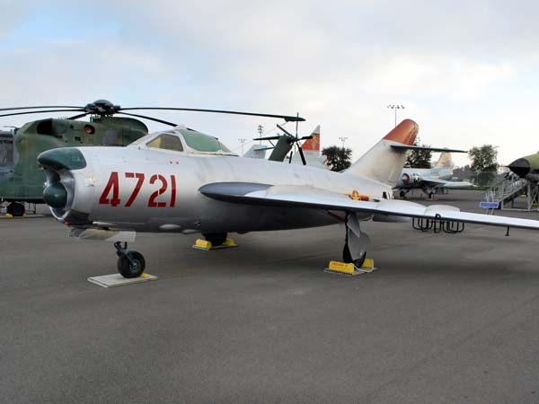 ಸೇತುವೆ ಅಡಿಯಿಂದ ಅತ್ಯಾದ್ಭುತವಾಗಿ ಯುದ್ಧ ವಿಮಾನ ಹಾರಿಸಿದ ಪೈಲಟ್