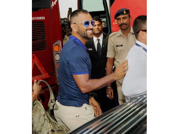 ಬಾಸ್ ಧೋನಿ ಹಮ್ಮರ್ ಸವಾರಿ ಮುಂದೆ ಕಿವೀಸ್ ಆಟಗಾರರು ಹಿಟ್ ವಿಕೆಟ್!