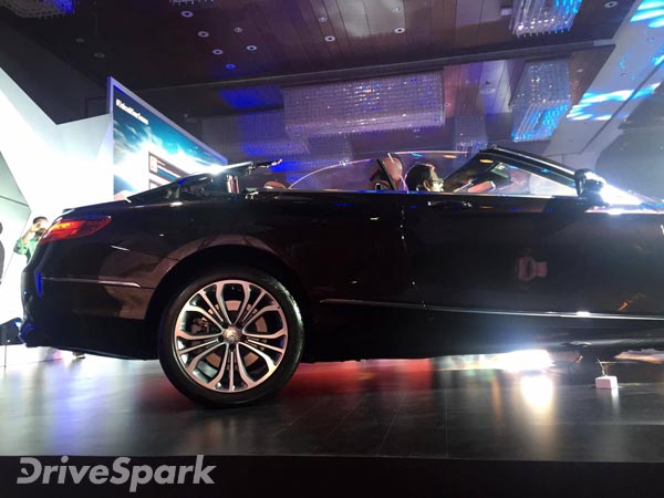 ಟಾಪ್ ಲೆಸ್ ಚೆಲುವೆ ಮರ್ಸಿಡಿಸ್ ಬೆಂಝ್ ಸಿ ಕ್ಲಾಸ್ ಮತ್ತು ಎಸ್ ಕ್ಲಾಸ್ ಬಿಡುಗಡೆ 