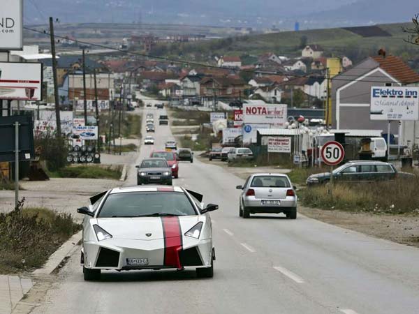 ಲಂಬೋ ಹೋಲುವ ನಕಲಿ ಕಾರು ನಿರ್ಮಿಸಿದ ಅಪ್ಪಟ ವಾಹನ ಪ್ರೇಮಿ 
