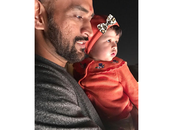 ಧೋನಿ ಹೆಲಿಕ್ಯಾಟ್ ಬೈಕಲ್ಲಿ ಮುದ್ದು ಮಗಳು ಝಿವಾ ತುಂಟಾಟ