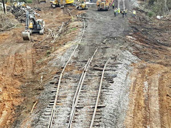 ಹಳಿ ತಪ್ಪಿದ ರೈಲು; ಪಳಪಳನೆ ಹೊಳೆಯುವ 120 ಬಿಎಂಡಬ್ಲ್ಯು ಕಾರುಗಳು ಡ್ಯಾಮೇಜ್