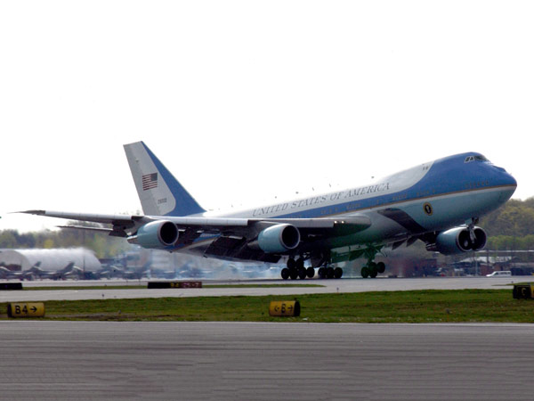 'ಟ್ರಂಪ್ ಕಾರ್ಡ್' ಪ್ರಯೋಗ; ಅಮೆರಿಕ ಅಧ್ಯಕ್ಷರ ಏರ್ ಫೋರ್ಸ್ ಒನ್ ವಿಮಾನಕ್ಕೆ ಬಿತ್ತು ವಕ್ರದೃಷ್ಟಿ! 