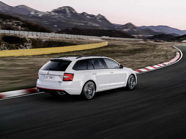 2017 ಸ್ಕೋಡಾ ಒಕ್ಟಾವಿಯಾ ವಿಆರ್‌ಎಸ್ ಅನಾವರಣ 