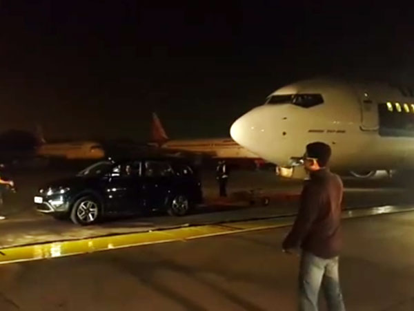 33,000 ಕೆ.ಜಿ ಇರುವ ವಿಮಾನವನ್ನು ಸಲೀಸಾಗಿ ಎಳೆಯಿತು ಈ ಟಾಟಾ ಹೆಕ್ಸಾ ಕಾರು : ವಿಡಿಯೋ ನೋಡಿ