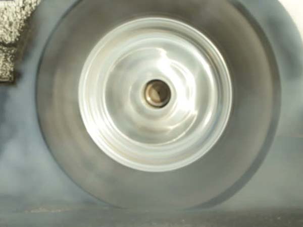 ಕಾರಿನ ಚಕ್ರ ಹಿಮ್ಮುಖವಾಗಿ ಚಲಿಸಿದಂತೆ ಕಾಣತ್ತೆ. ಏಕೆ ಗೊತ್ತೆ...?