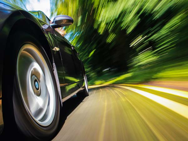 ಕಾರಿನ ಚಕ್ರ ಹಿಮ್ಮುಖವಾಗಿ ಚಲಿಸಿದಂತೆ ಕಾಣತ್ತೆ. ಏಕೆ ಗೊತ್ತೆ...?