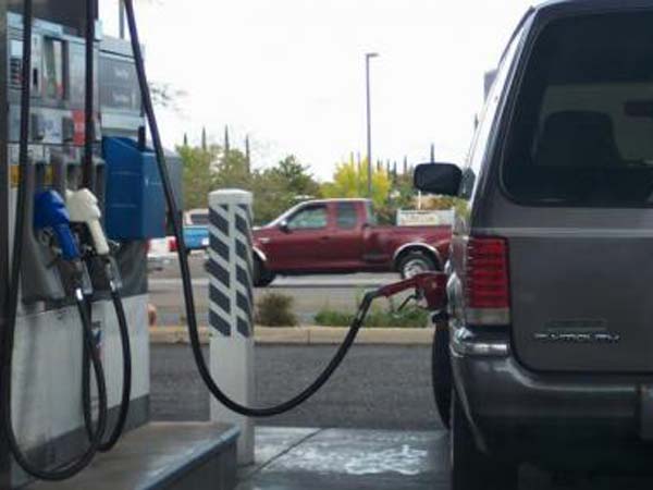 ಎಲ್ಲಾ ಕಾರುಗಳ ಇಂಧನದ ಟ್ಯಾಂಕ್ ಮುಚ್ಚಳ ಒಂದೇ ಬದಿ ಇರೋದಿಲ್ಲ !! ಯಾಕೆ ಗೊತ್ತ ? 