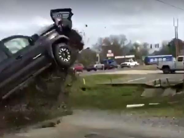 ಪೊಲೀಸರಿಂದ ತಪ್ಪಿಸಿಕೊಳ್ಳಲು ಹೋಗಿ ರೆಸ್ಟೋರೆಂಟಿನ ಮೇಲೆ ಟ್ರಕ್ ಹಾರಿಸಿದ ಕಳ್ಳ : ವಿಡಿಯೋ ನೋಡಿ 