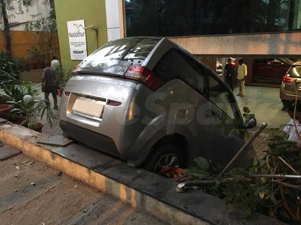 ಕಾರು ಪಾರ್ಕ್ ಮಾಡಲು ಹೋಗಿ ಕಾಂಪೌಂಡ್ ಒಳಗೆ ನುಗ್ಗಿಸಿದ ಭೂಪ !!