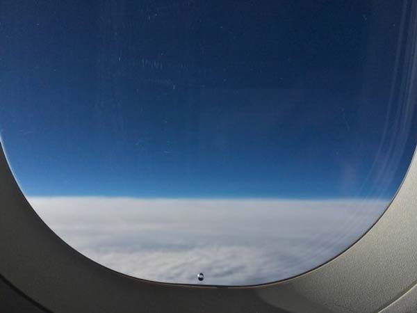 8. ಕಿಟಕಿಯಲ್ಲಿರುವ ಚಿಕ್ಕ ರಂದ್ರದ ಏಕೆ ಇರುತ್ತೆ ಗೊತ್ತಾ..?