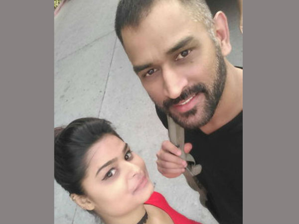 ಧೋನಿಯ 'ಹಮ್ಮರ್' ಕಾರು ತಡೆದ ಯುವತಿಗೆ ಏನ್ ಬೇಕಂತೆ ಗೊತ್ತಾ...!?