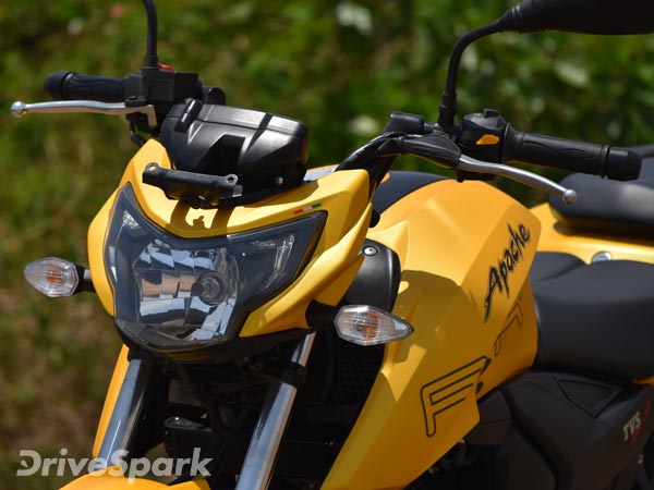 ಮಾರುಕಟ್ಟೆಗೆ ಲಗ್ಗೆಯಿಟ್ಟ 2017ರ ಟಿವಿಎಸ್ ಅಪಾಚಿ ಆರ್‌ಟಿಆರ್ 200 4ವಿ ಬೈಕ್..!!