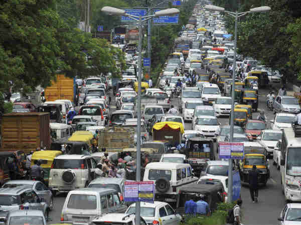 ಬಿಎಸ್ III ಇಂಜಿನ್ ದ್ವಿಚಕ್ರ ವಾಹನ ಕೊಳ್ಳಲು ಮುಗಿ ಬಿದ್ದ ಜನತೆ... ಏನಿದು ಆಫರ್ ತಿಳ್ಕೊಳಿ