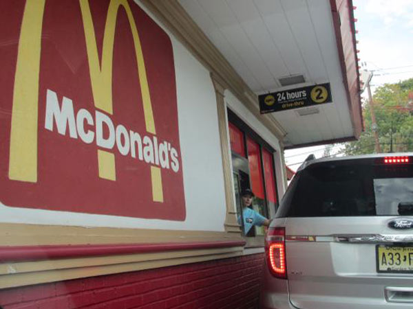 ತಂಗಿಗೆ ಬರ್ಗರ್ ಕೊಡಿಸಲು 8 ವರ್ಷದ ಏನ್ ಸಾಹಸ ಮಾಡಿದ ನೀವೇ ನೋಡಿ !!