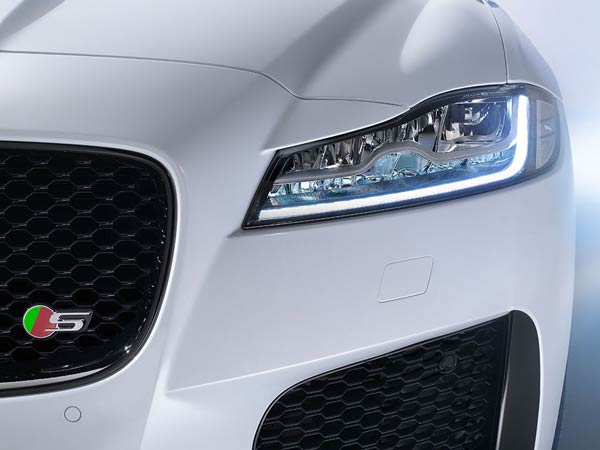 ರಸ್ತೆಯ ಮಧ್ಯೆ ನಿಂತಿದ್ದ ಎಮ್ಮೆಗೆ ಅಪ್ಪಳಿಸಿದ ಜಾಗ್ವಾರ್ ಕಾರಿನ ಪರಿಸ್ಥಿತಿ ನೋಡಿ 