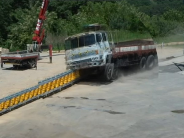 ತಿರುವುಗಳಲ್ಲಿ ಅಪಘಾತ ತಡೆಯಲು ಹೊಸ ಪ್ಲ್ಯಾನ್- ಏನಿದು ರೋಲಿಂಗ್ ಗಾರ್ಡ್ರೈಲ್?