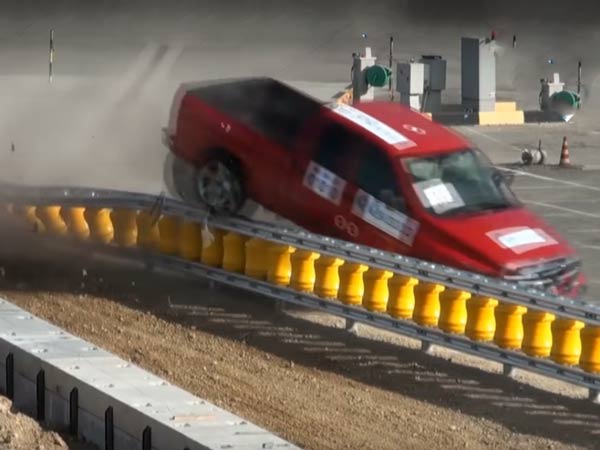 ತಿರುವುಗಳಲ್ಲಿ ಅಪಘಾತ ತಡೆಯಲು ಹೊಸ ಪ್ಲ್ಯಾನ್- ಏನಿದು ರೋಲಿಂಗ್ ಗಾರ್ಡ್ರೈಲ್?