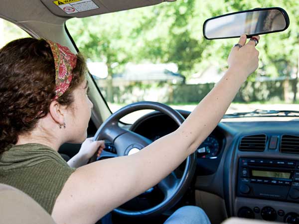 ವಾಹನ ಚಾಲನೆ ವೇಳೆ ಅಪ್ಪಿತಪ್ಪಿಯೂ ಈ ತಪ್ಪಗಳನ್ನು ಮಾಡಲೇಬೇಡಿ..!!