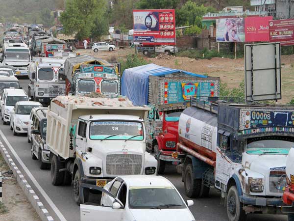 ವಾಹನ ಚಾಲನೆ ವೇಳೆ ಅಪ್ಪಿತಪ್ಪಿಯೂ ಈ ತಪ್ಪಗಳನ್ನು ಮಾಡಲೇಬೇಡಿ..!!