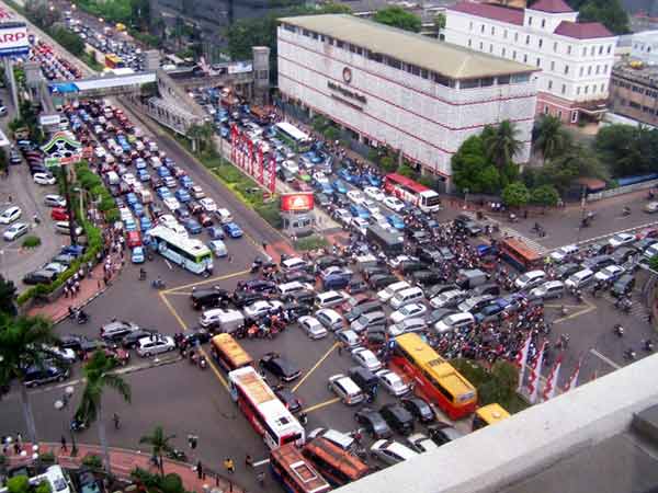 ಬೆಂಗಳೂರಿನಲ್ಲಿ ಹೆಚ್ಚು ಟ್ರಾಫಿಕ್ ಅನ್ನೋರು ಈ 10 ನಗರಗಳಿಗೆ ಬಗ್ಗೆ ತಿಳ್ಕೊಂಡ್ರೆ ಸಮಾಧಾನ ಮಾಡ್ಕೋತೀರಾ !