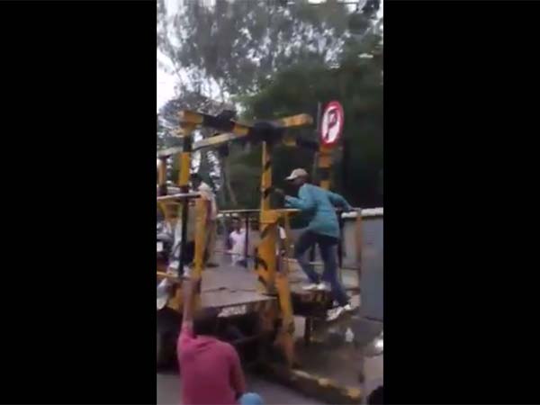 ಏನ್ ಗುರು 500 ರೂಪಾಯಿ ದಂಡಕ್ಕಾಗಿ ಹೀಗಾ ಮಾಡೋದು..!!