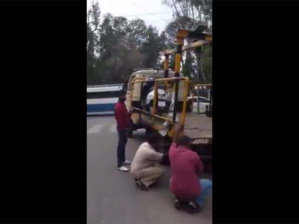 ಏನ್ ಗುರು 500 ರೂಪಾಯಿ ದಂಡಕ್ಕಾಗಿ ಹೀಗಾ ಮಾಡೋದು..!!