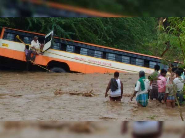 ಹಳ್ಳಕ್ಕೆ ಉರುಳಿದ ಕೆಎಸ್‌ಆರ್‌ಟಿಸಿ ಬಸ್- ಪ್ರಯಾಣಿಕರನ್ನು ರಕ್ಷಿಸಿದ ಗ್ರಾಮಸ್ಥರು