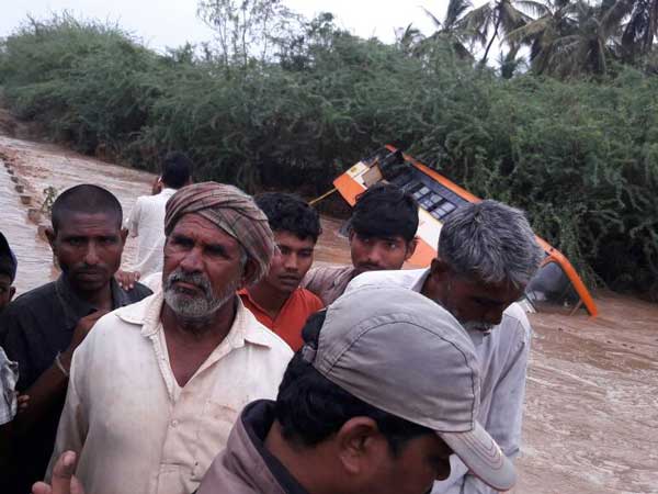 ಹಳ್ಳಕ್ಕೆ ಉರುಳಿದ ಕೆಎಸ್‌ಆರ್‌ಟಿಸಿ ಬಸ್- ಪ್ರಯಾಣಿಕರನ್ನು ರಕ್ಷಿಸಿದ ಗ್ರಾಮಸ್ಥರು