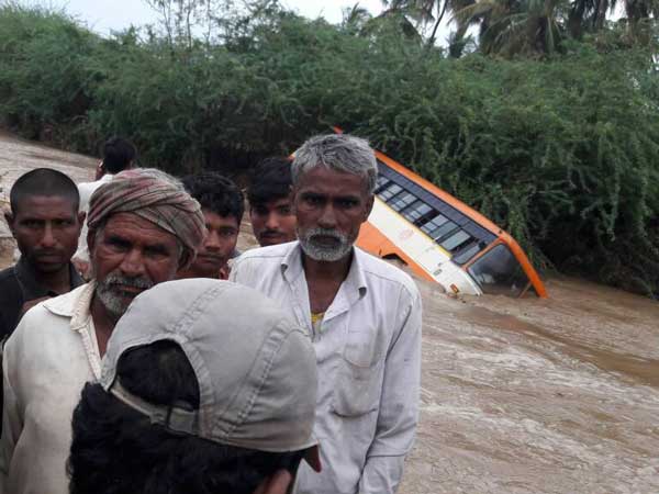 ಹಳ್ಳಕ್ಕೆ ಉರುಳಿದ ಕೆಎಸ್‌ಆರ್‌ಟಿಸಿ ಬಸ್- ಪ್ರಯಾಣಿಕರನ್ನು ರಕ್ಷಿಸಿದ ಗ್ರಾಮಸ್ಥರು